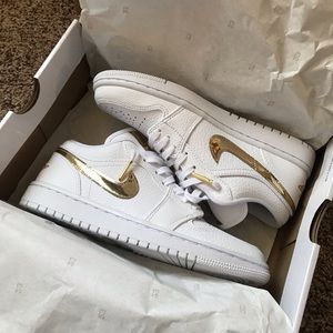 Women’s size 6.5 Air Jordan Low SE